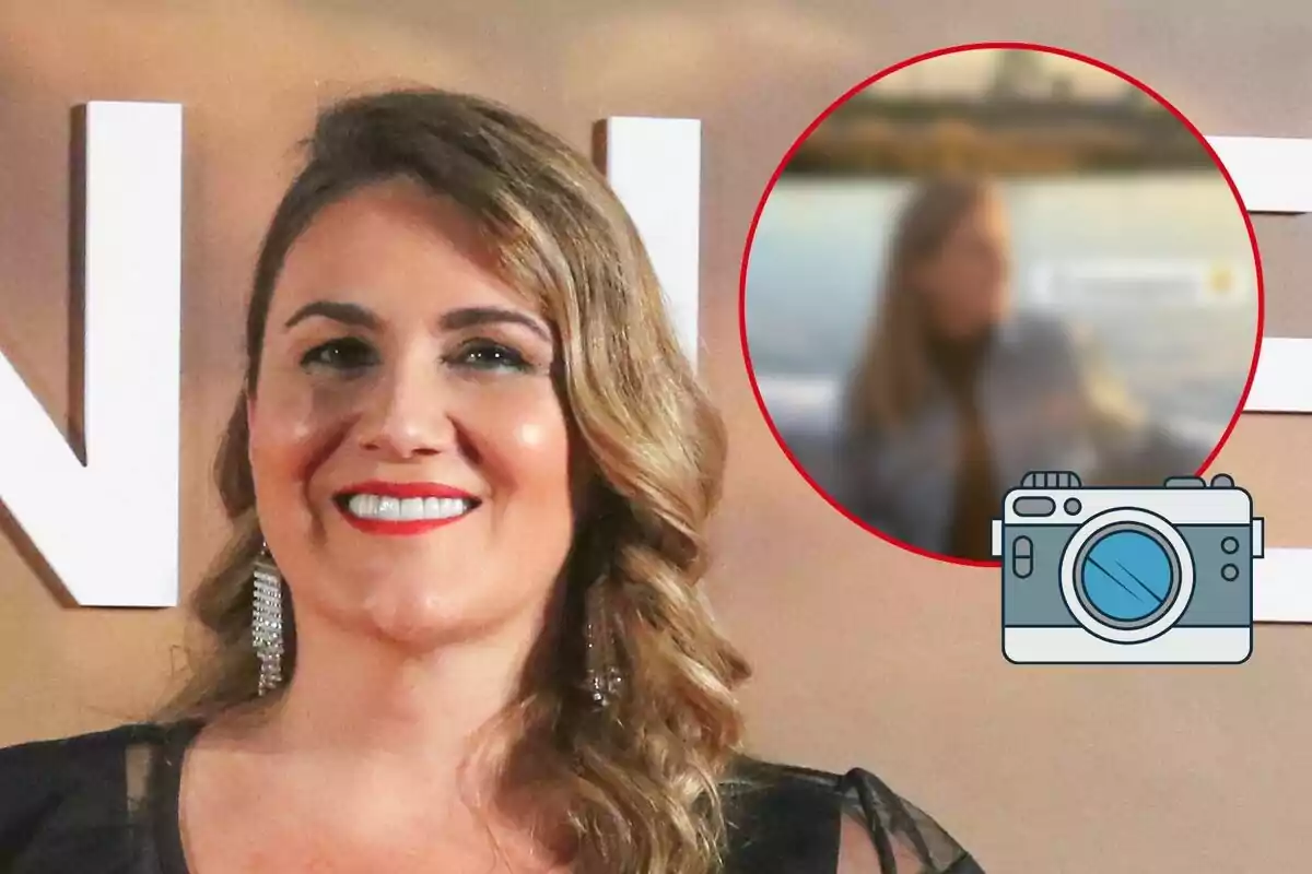 Carlota Corredera sonriente con cabello ondulado y aretes brillantes en un evento con un fondo borroso y un círculo rojo que destaca una imagen desenfocada.