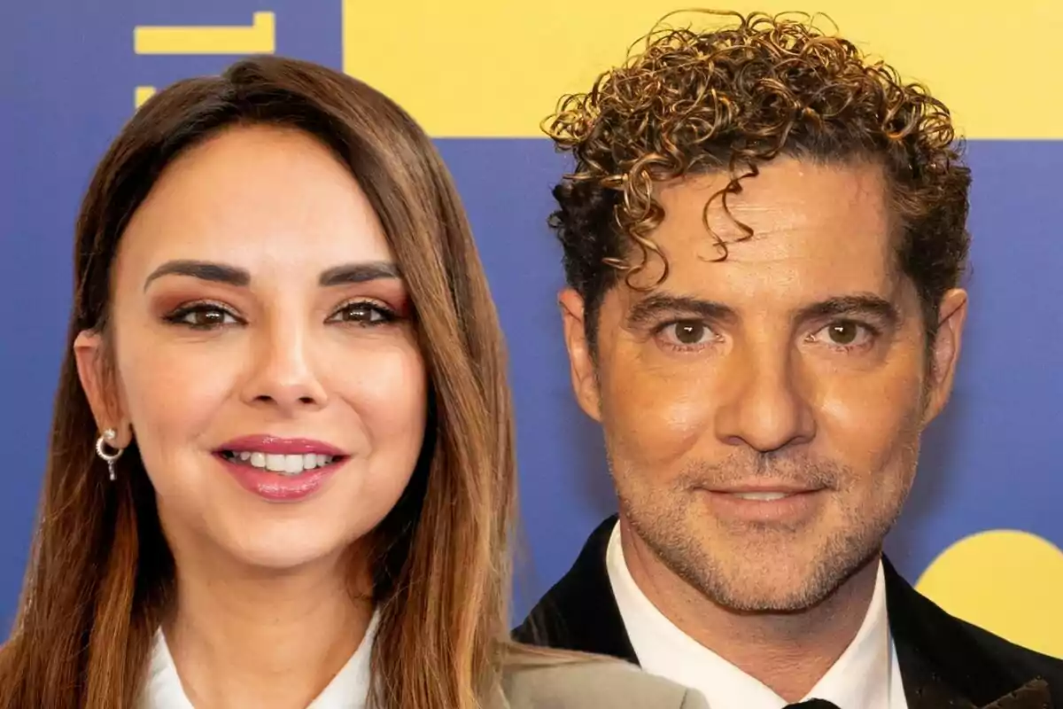 Chenoa y David Bisbal posando juntas frente a un fondo azul y amarillo.