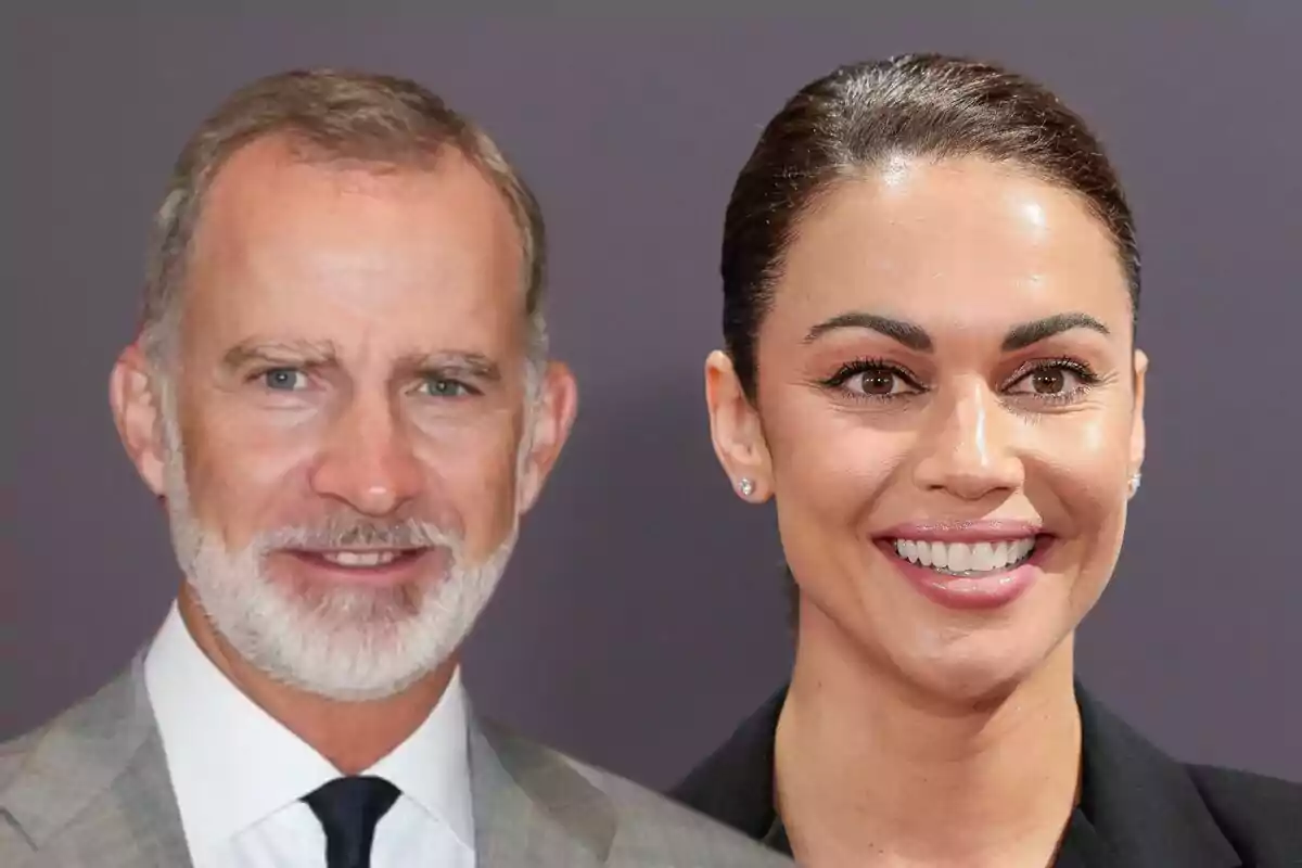 Felipe VI y Lara Álvarez posando para una foto con fondo gris.