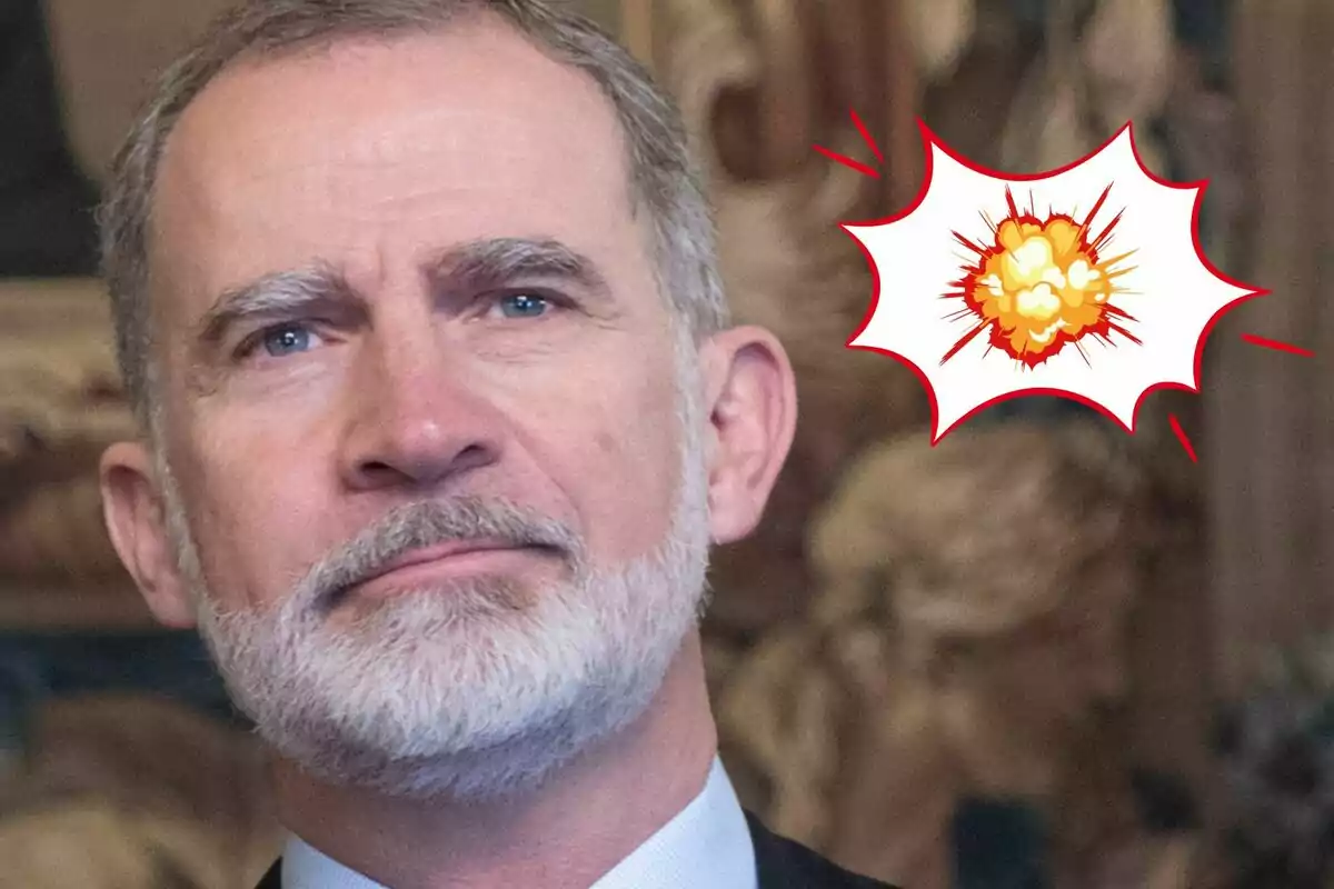 Felipe VI con expresión seria y una ilustración de explosión en la esquina superior derecha
