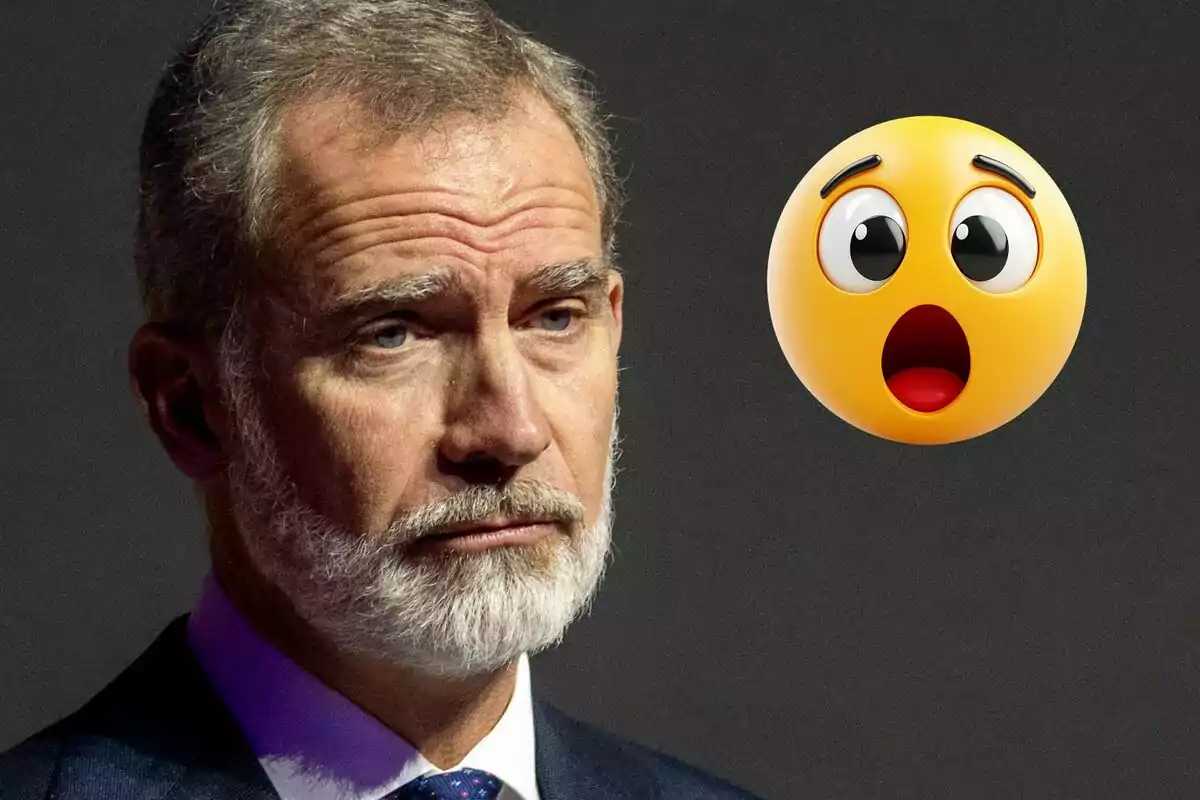 Felipe VI con expresión seria junto a un emoji de cara sorprendida sobre fondo oscuro