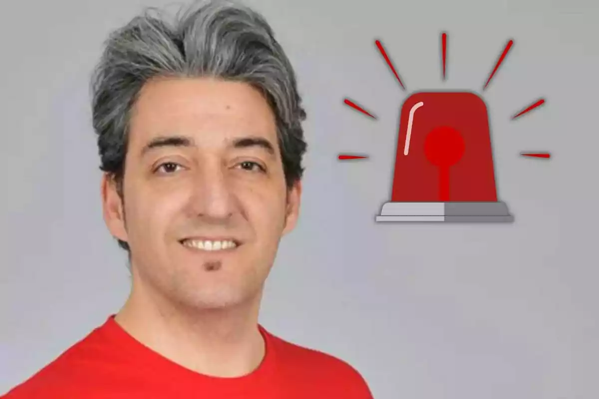 Fernando Marcos con camiseta roja junto a un icono de sirena roja sobre fondo gris.