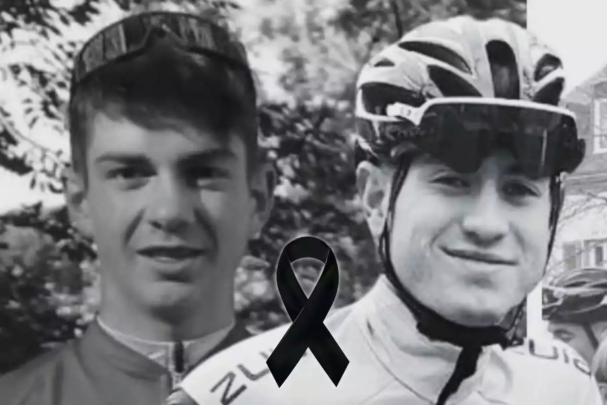 Dos ciclistas jóvenes en una imagen en blanco y negro con un moño negro de luto al centro