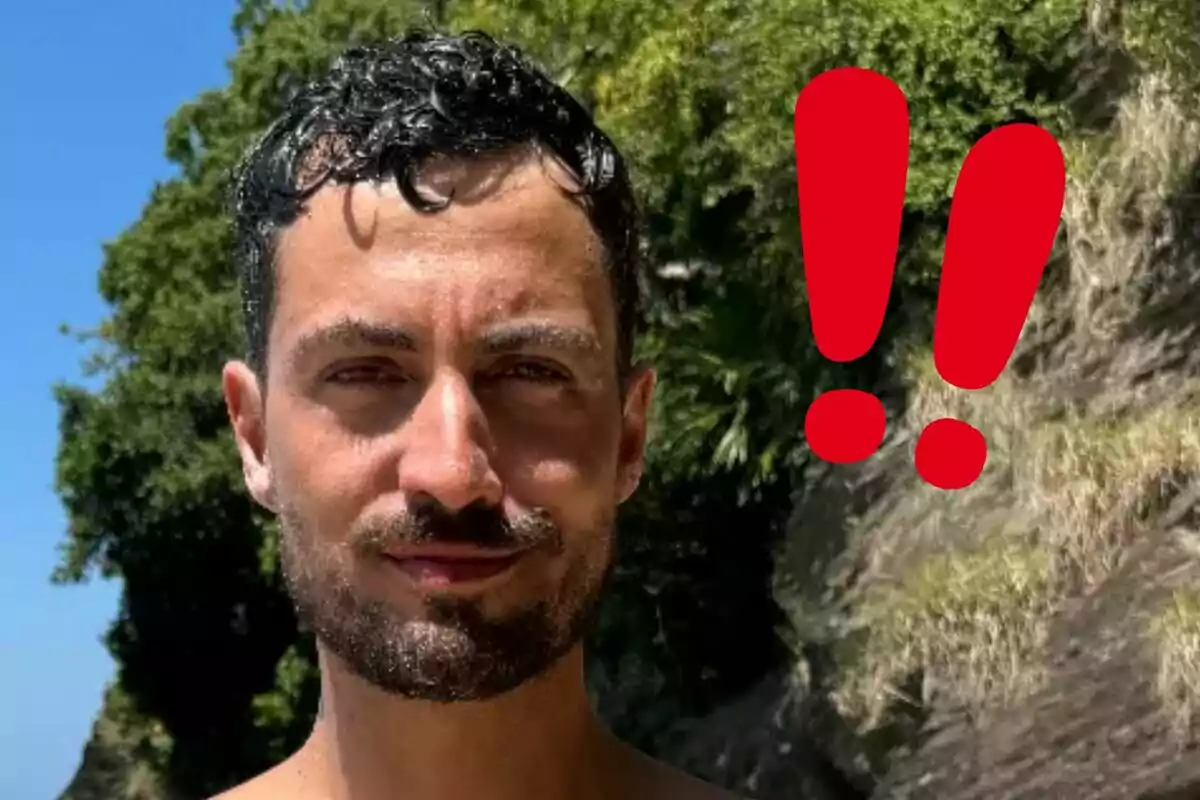 Joshua Velázquez frente a un fondo de vegetación y cielo azul con signos de exclamación rojos al lado.