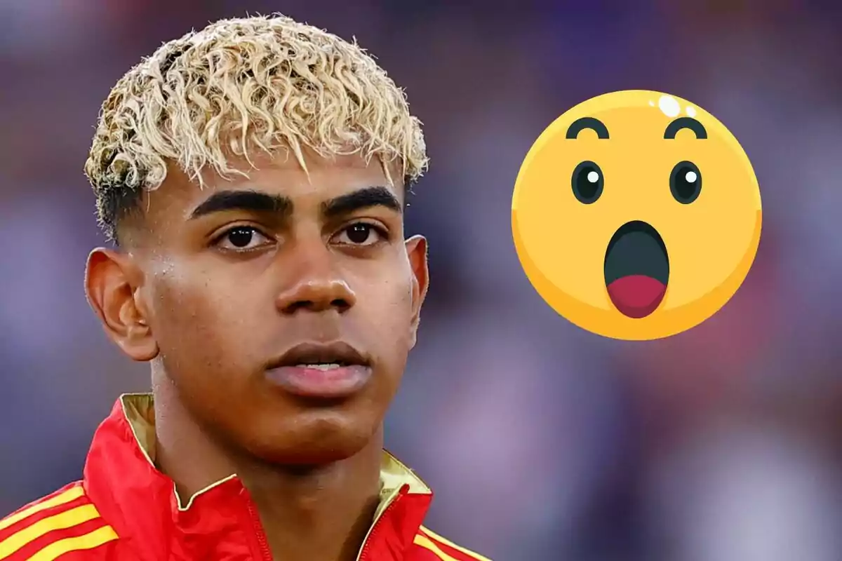 Lamine Yamal con chaqueta deportiva roja y emoji de cara sorprendida a su lado