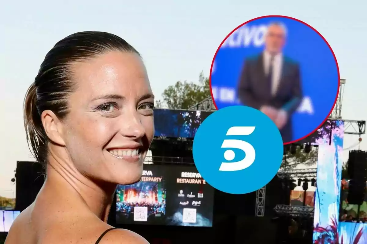 María Casado sonriendo en un evento al aire libre con un logotipo de Telecinco y una imagen borrosa de un hombre en el fondo.