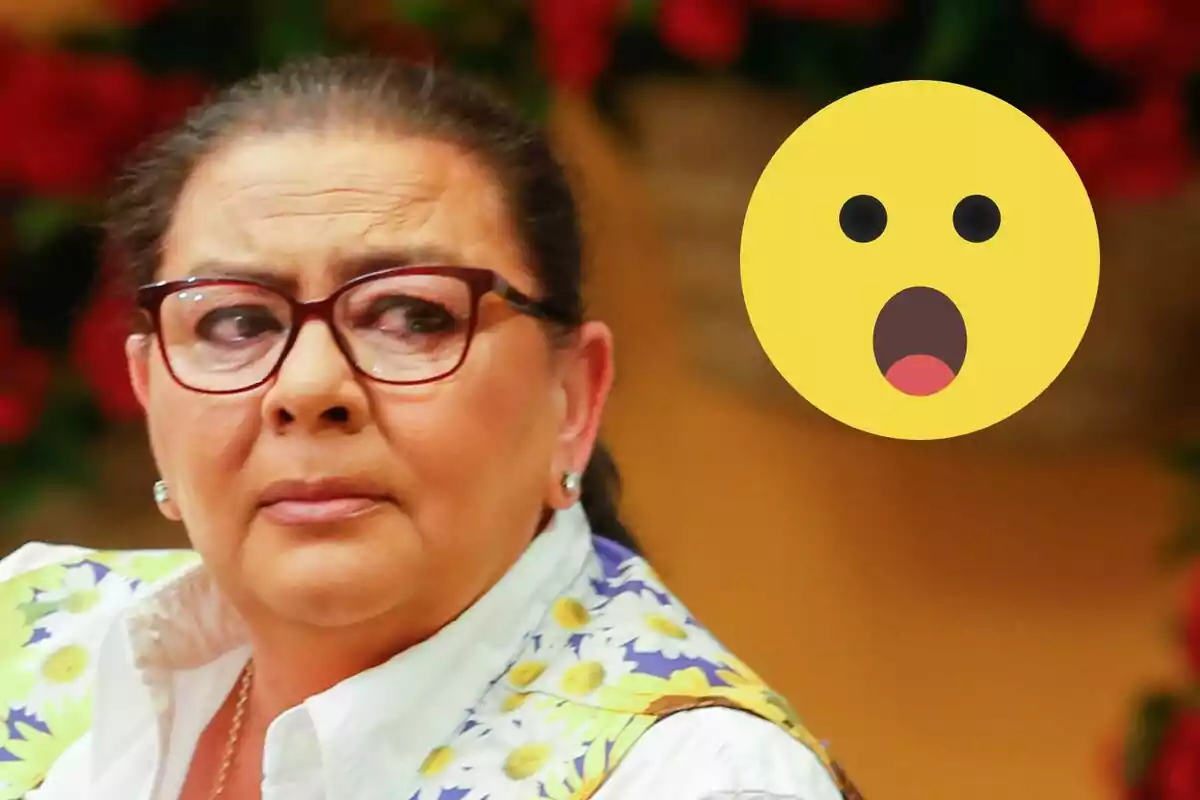 María del Monte con gafas y expresión seria junto a un emoji sorprendido sobre un fondo colorido.