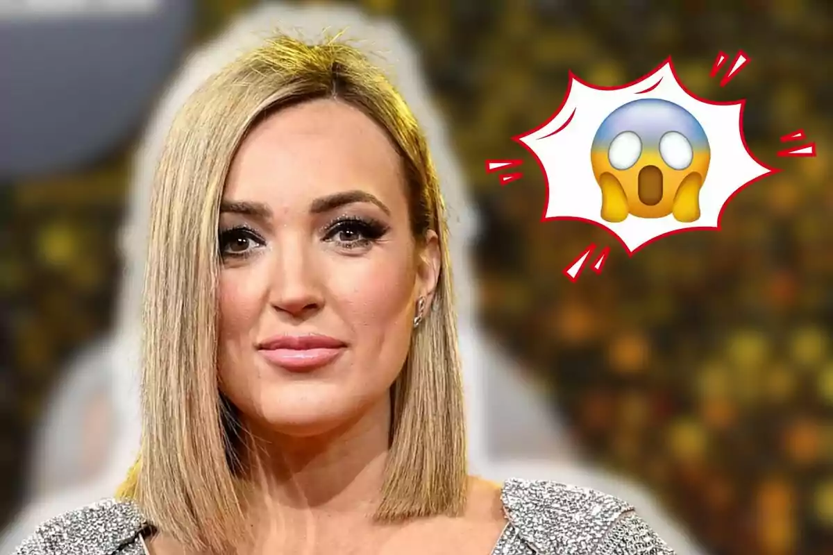 Marta Riesco con cabello lacio y expresión neutral junto a un emoji sorprendido en un fondo desenfocado.