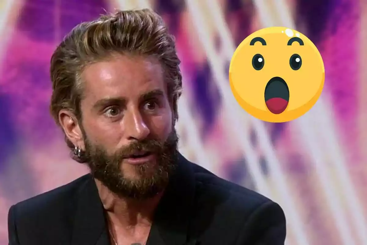 Pelayo Díaz con expresión de sorpresa junto a un emoji de cara sorprendida sobre un fondo colorido.