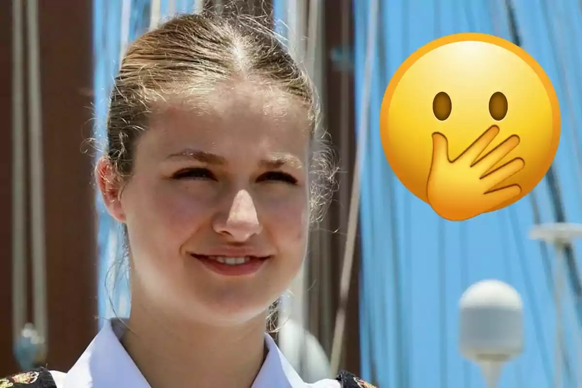 La princesa Leonor sonriendo al aire libre con un emoji de sorpresa al lado.