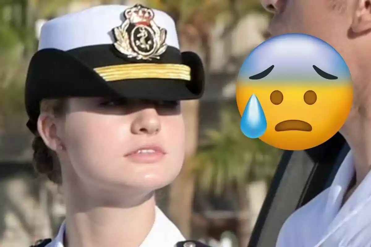 La princesa Leonor con uniforme militar y gorra está al lado de otra persona cuyo rostro está cubierto por un emoji de preocupación.