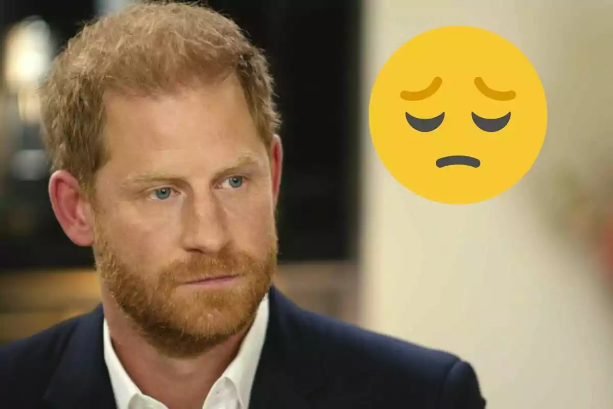 Príncipe Harry con barba pelirroja y expresión seria, acompañado de un emoji triste.