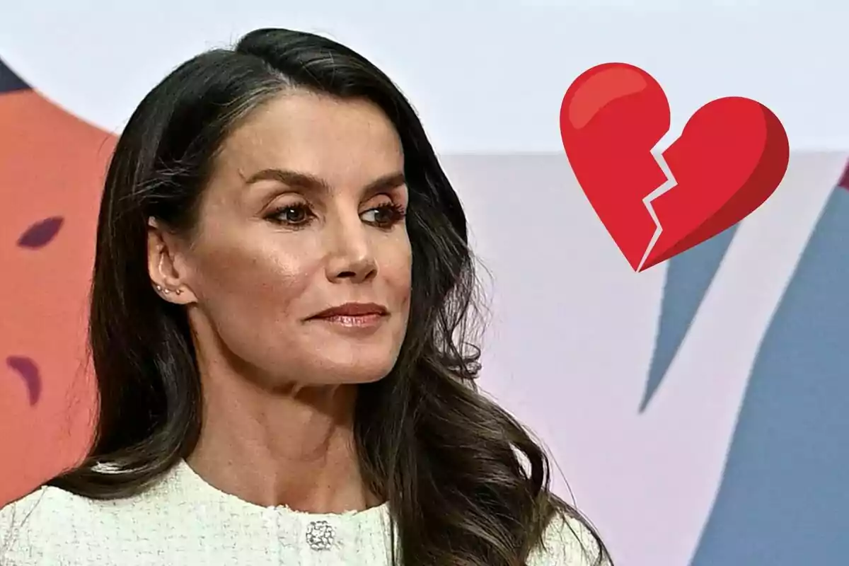 La reina Letizia con expresión seria y un emoji de corazón roto a su lado
