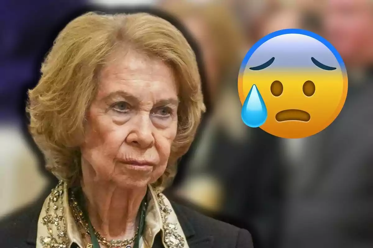 La reina Sofía de expresión seria con un emoji de cara preocupada y una lágrima a su lado