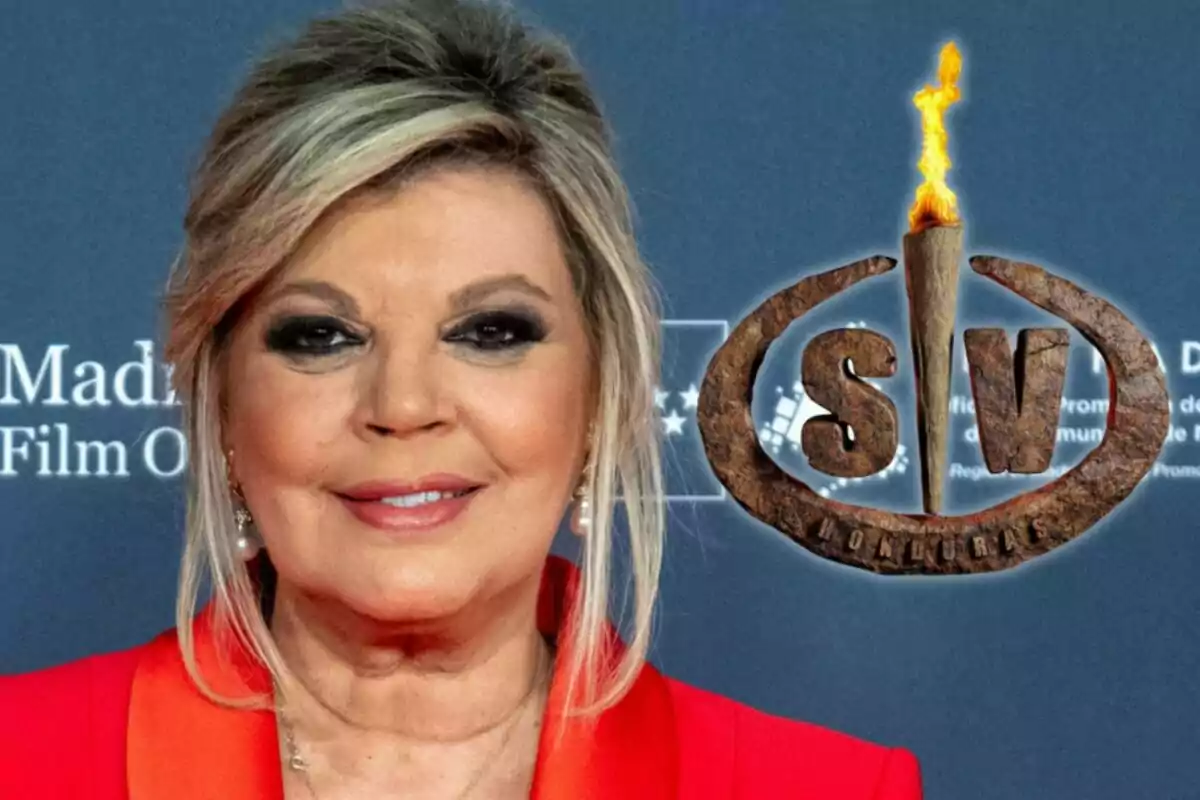 Terelu Campos con cabello rubio y maquillaje oscuro sonríe frente a un fondo azul con un logotipo que tiene una antorcha encendida y las letras Terelu Campos con cabello rubio y maquillaje oscuro sonríe frente a un fondo azul con un logotipo que tiene una antorcha encendida y las letras