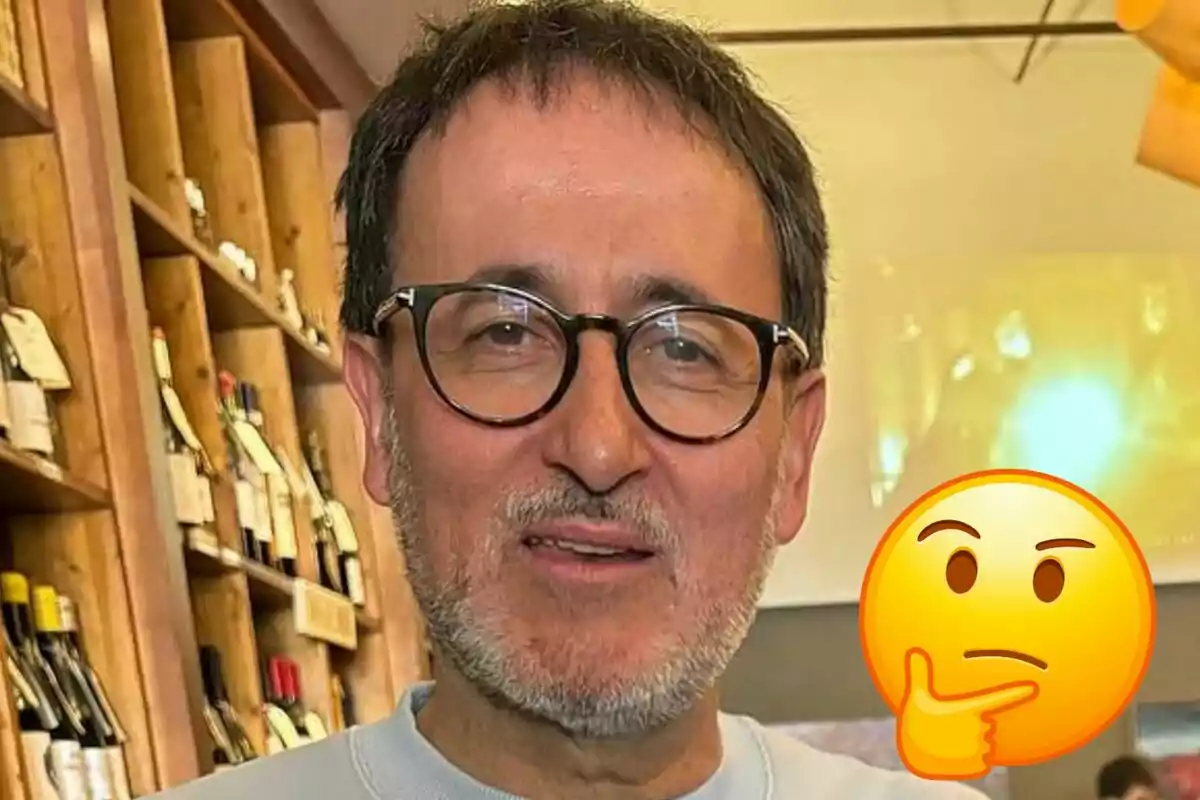 Xavier Graset con gafas y barba en una tienda de vinos con un emoji de cara pensativa superpuesto.