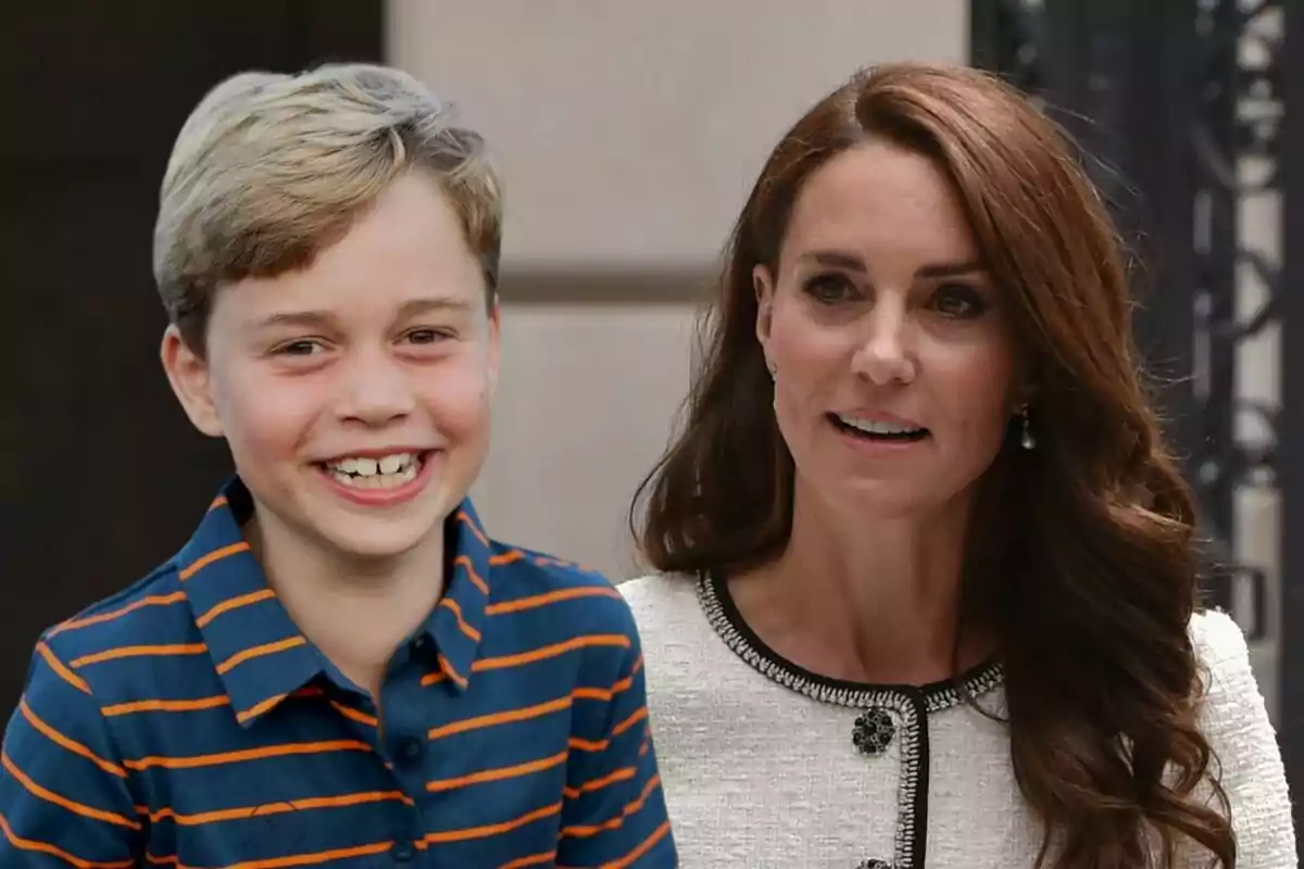 El príncipe George sonriente con camisa de rayas azules y naranjas junto a Kate Middleton de cabello castaño y vestido blanco.