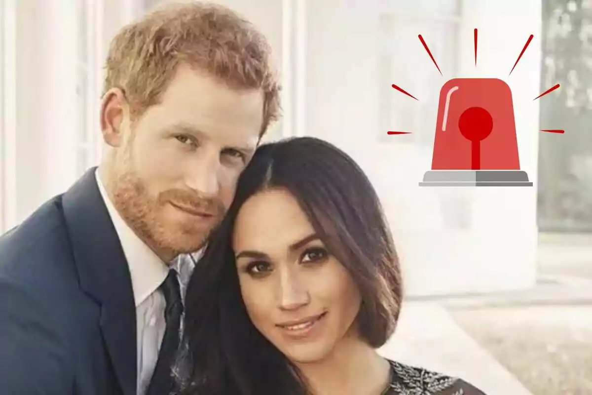 El príncipe Harry y Meghan Markle posando juntos con una sirena roja dibujada en la esquina superior derecha.