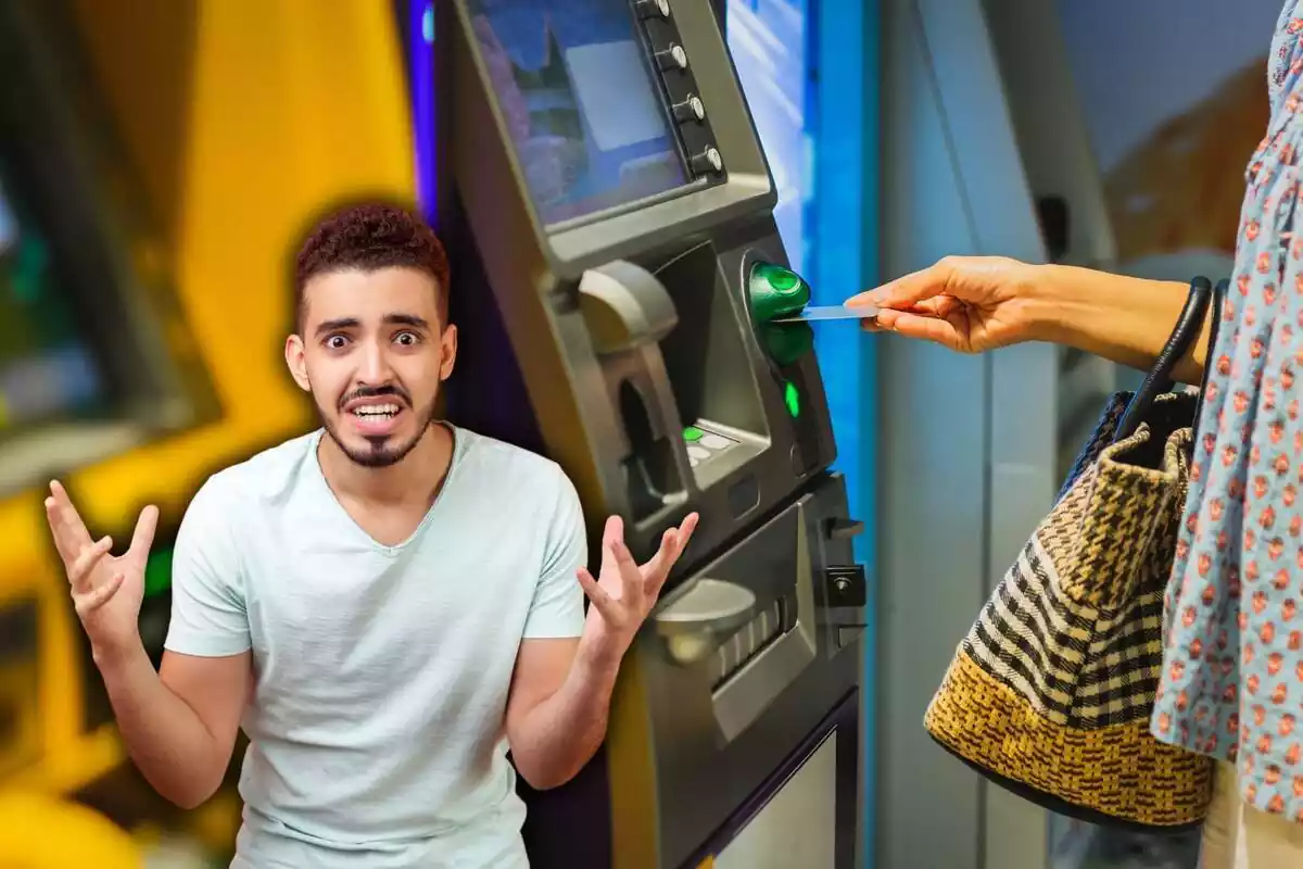 Una mujer mete la tarjeta de crédito en un cajero, mientras un hombre muestra su enfado con sus gestos