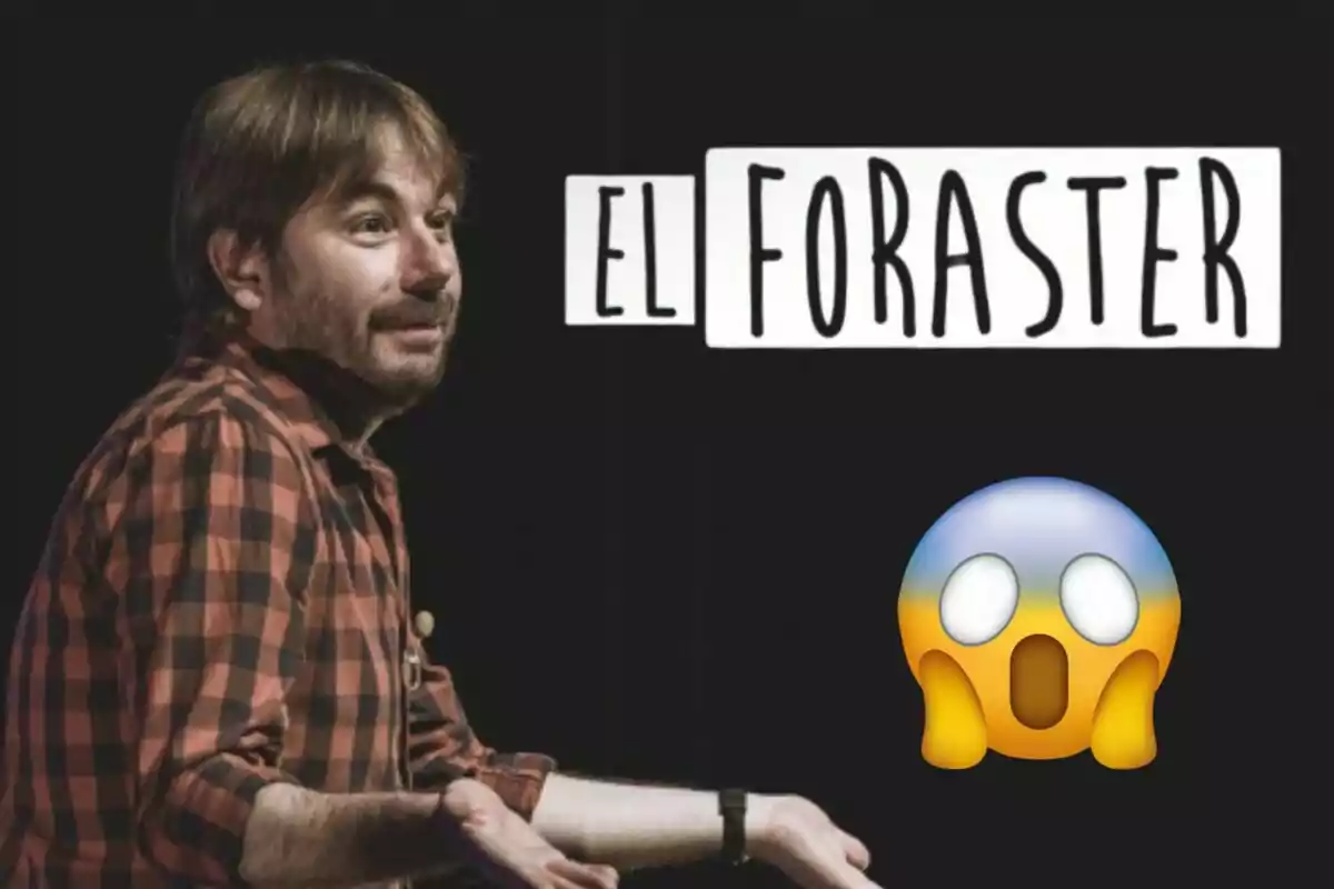 Quim Masferrer con camisa de cuadros rojos y negros frente a un cartel que dice "El Foraster" y un emoji de cara sorprendida.