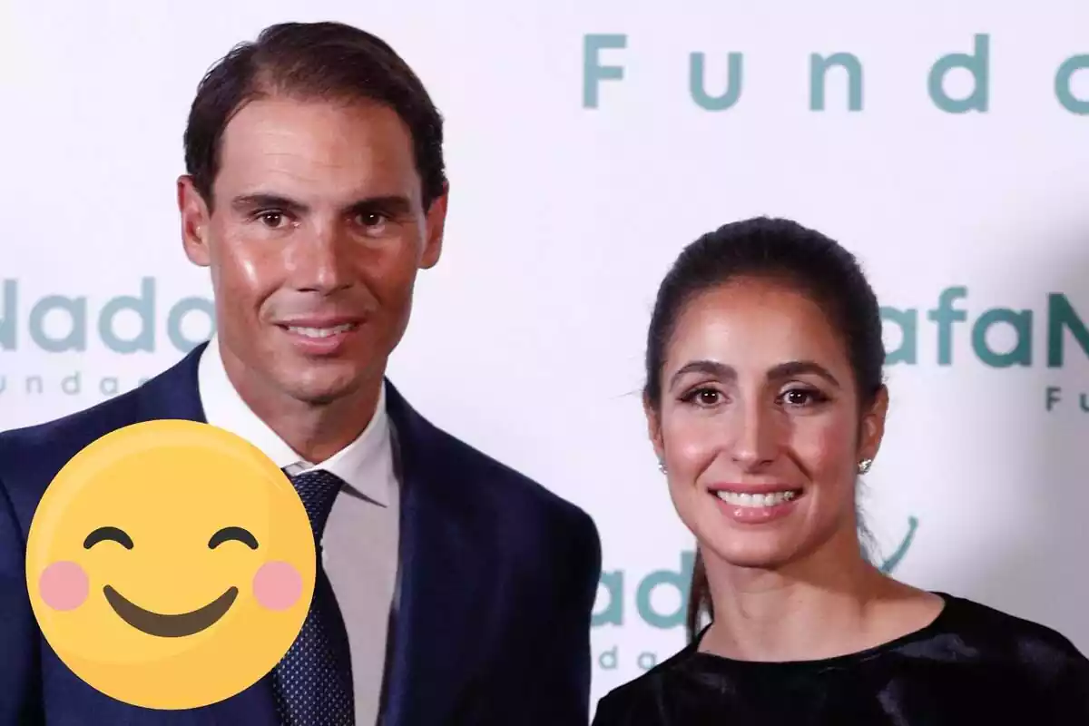 Montaje de Rafa Nadal sonriendo en traje azul junto a Xisca Perelló sonriendo con el pelo recogido y un emoji feliz