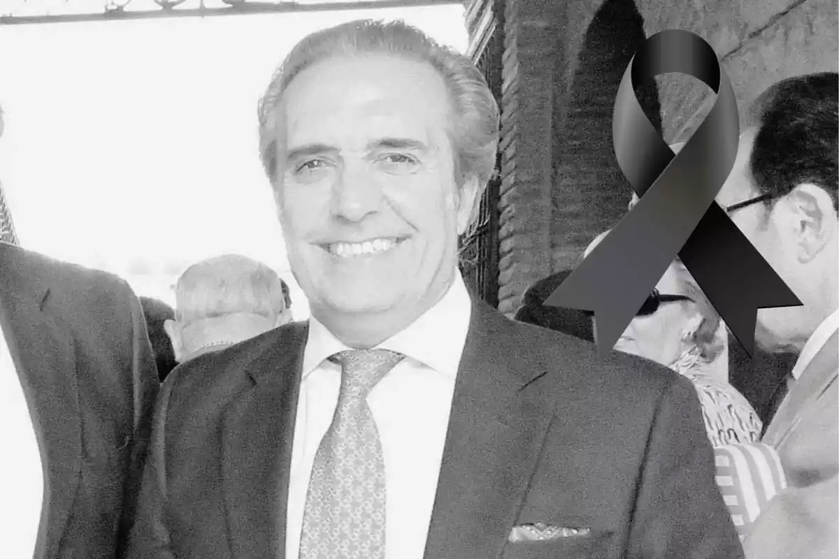 Montaje de Ramón Ybarra sonriendo en una imagen en blanco y negro y un lazo negro