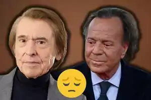 Raphael y Julio Iglesias con expresiones serias y un emoji triste en el centro.