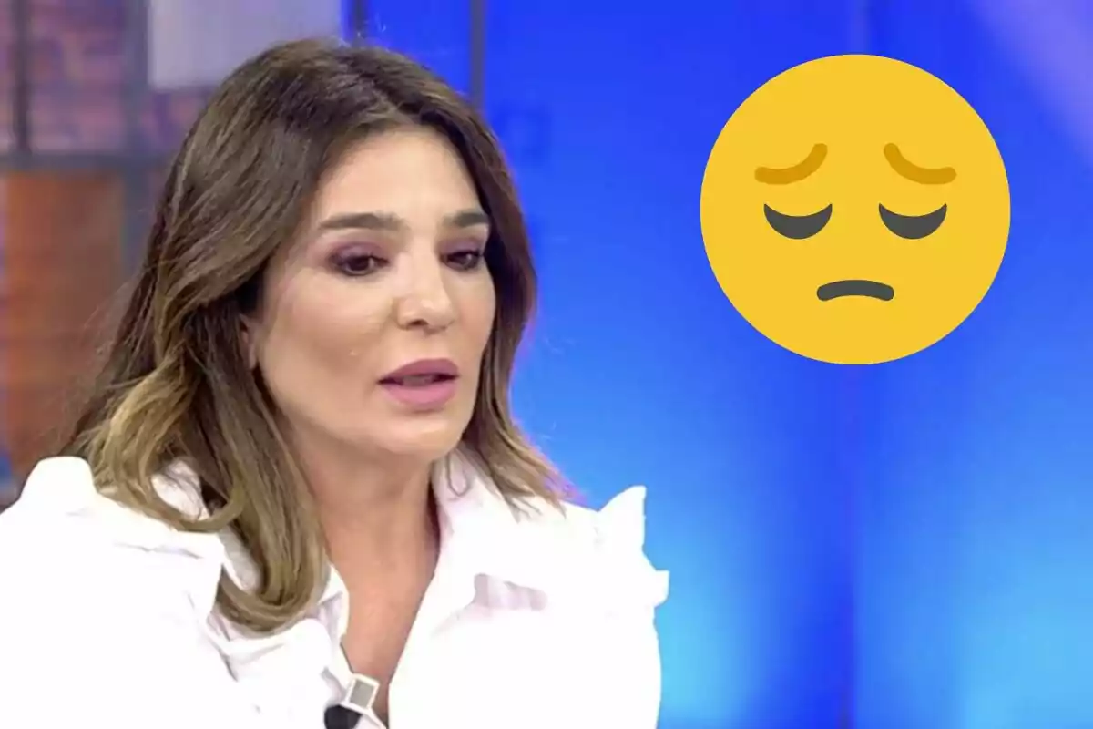 Raquel Bollo con expresión seria y un emoji triste en el fondo azul.