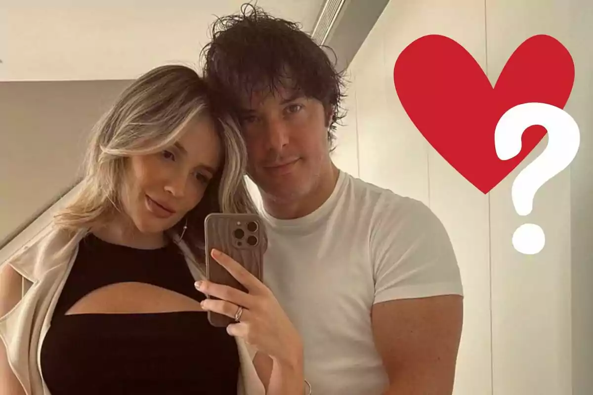 Rebecca Lima y Jordi Cruz tomándose una selfie con un corazón y un signo de interrogación al fondo.