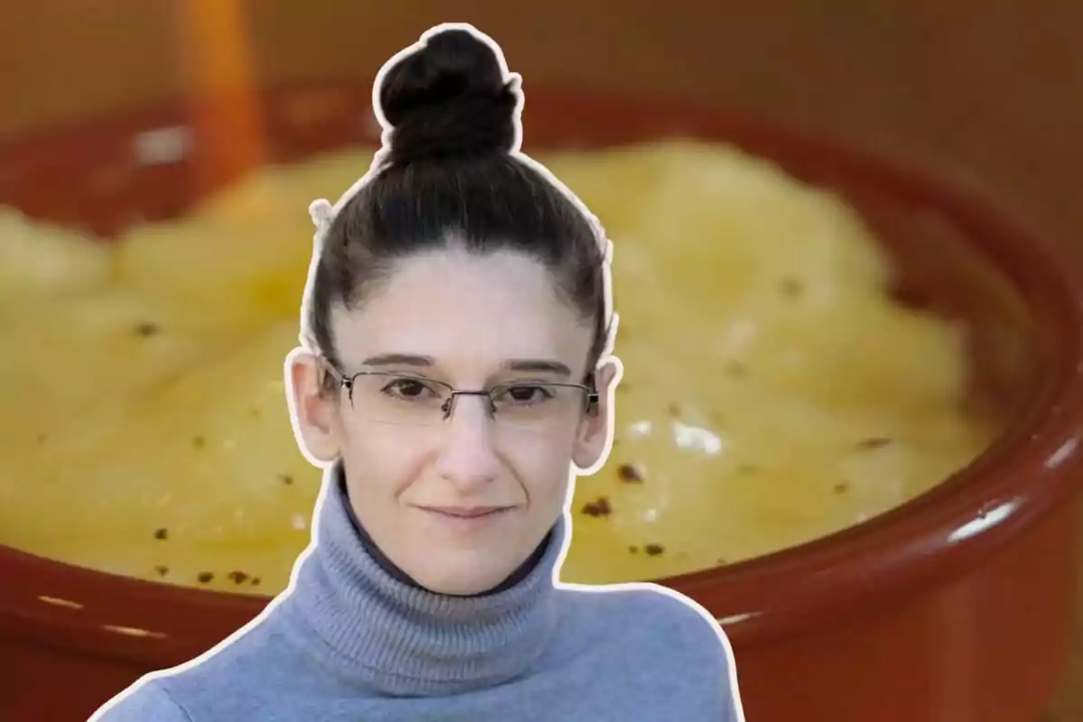 Una persona con gafas y cabello recogido aparece sobre un fondo de puré de patatas en un cuenco.