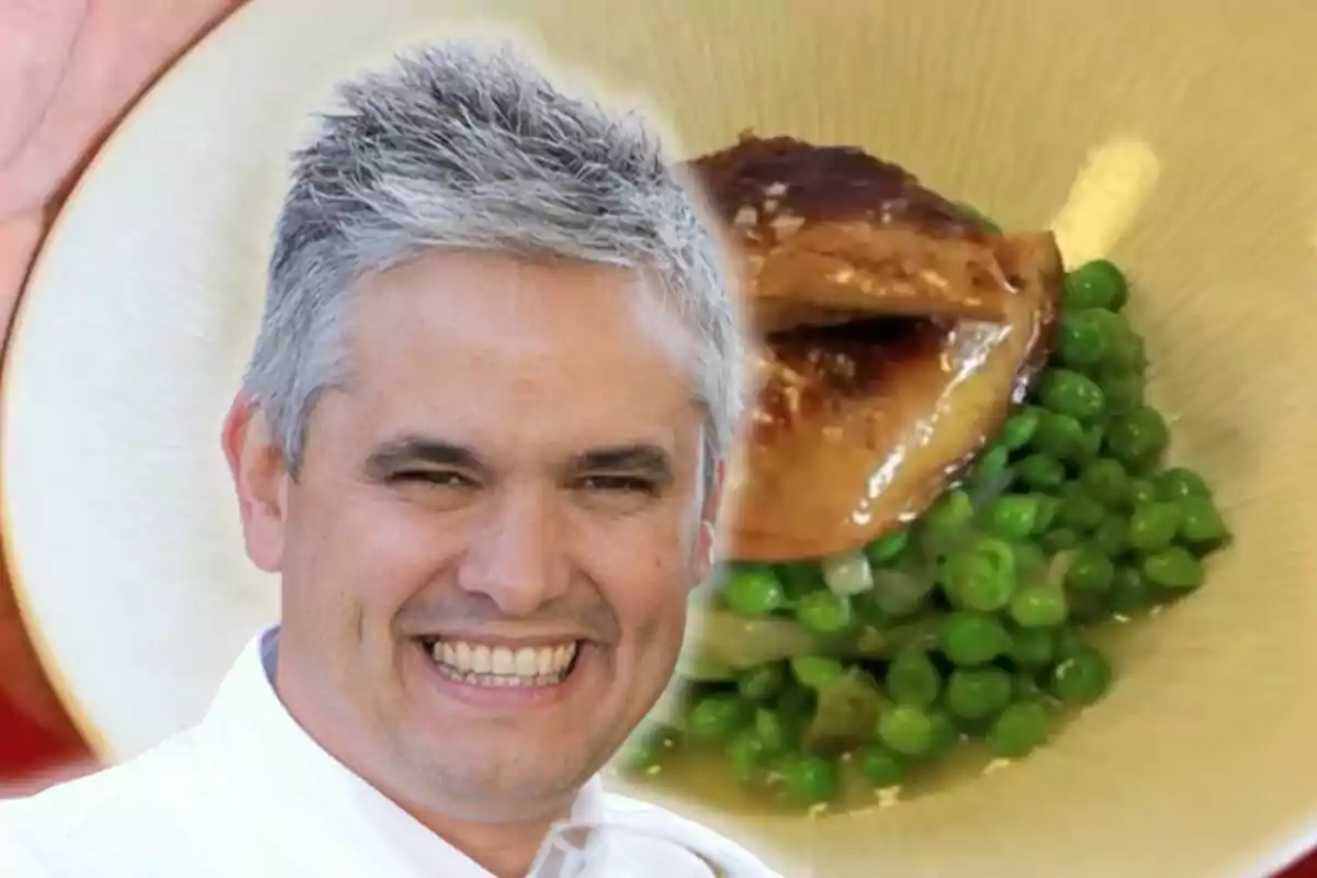 Un hombre sonriente con cabello canoso frente a un plato de guisantes y carne.