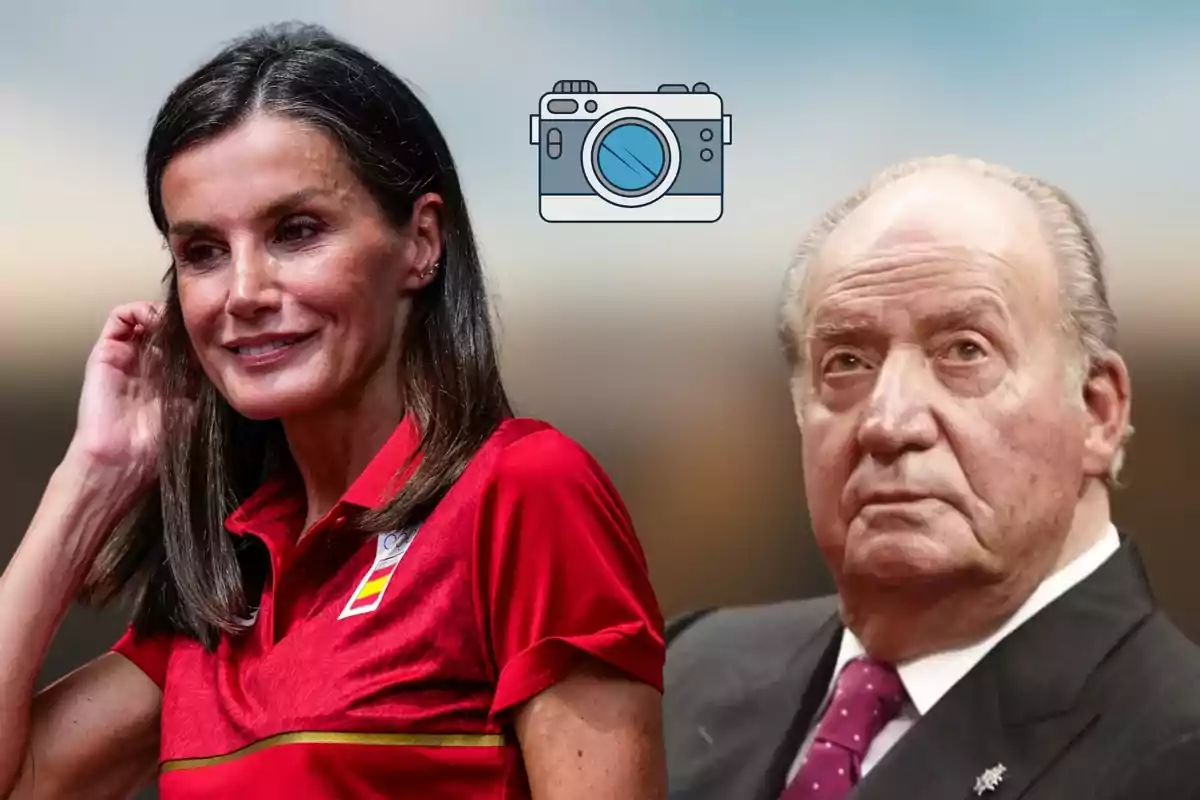 La reina Letizia sonriendo con una camiseta roja y Juan Carlos I serio con traje y corbata, con un icono de cámara en el centro.