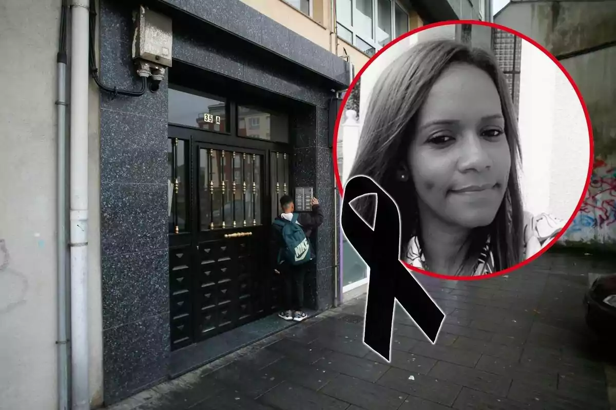 Una persona con mochila toca el timbre de un edificio con fachada oscura, mientras un recuadro muestra una foto en blanco y negro de una mujer con un lazo negro de luto.