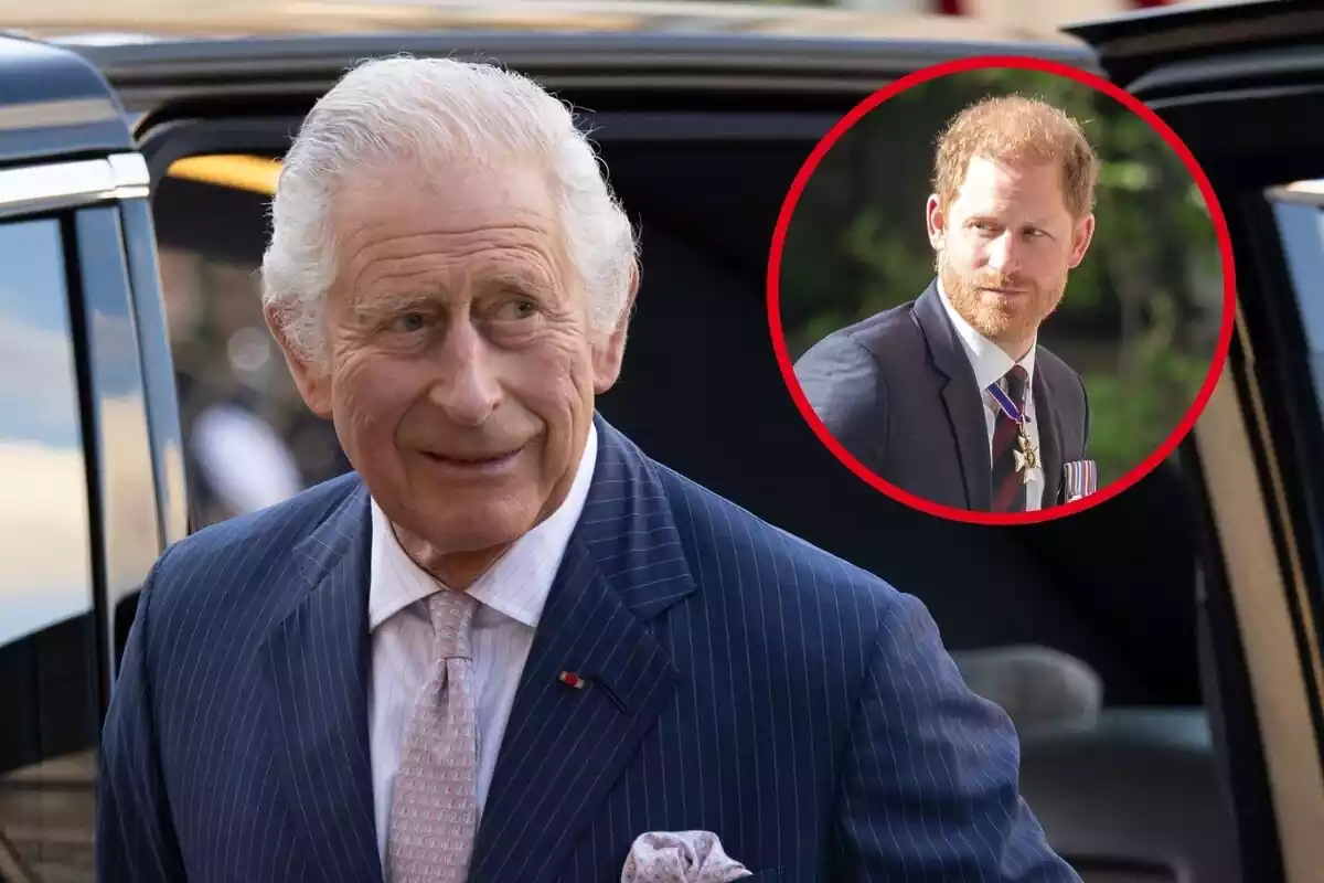 Montaje del rey Carlos III mirando de lado usando un traje y foto pequeña del príncipe Harry mirando hacia el lado contrario