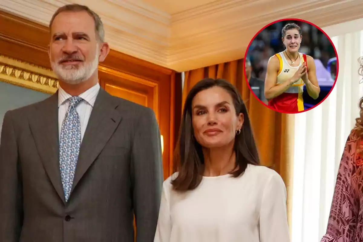 Los reyes posando en un evento formal con una imagen insertada de Carlona Marín emocionada en la esquina superior derecha.