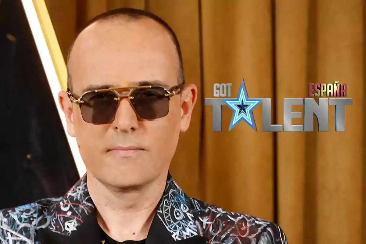 Risto Mejide con gafas de sol y una chaqueta estampada frente a un fondo dorado con el logo de Got Talent España.