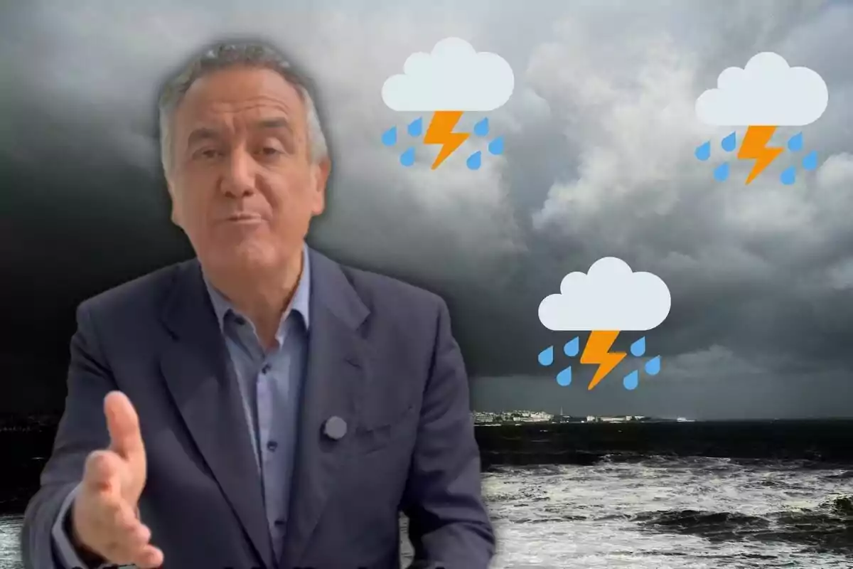 Un hombre con traje oscuro gesticula frente a un fondo de cielo nublado y mar agitado con iconos de nubes de tormenta y relámpagos.