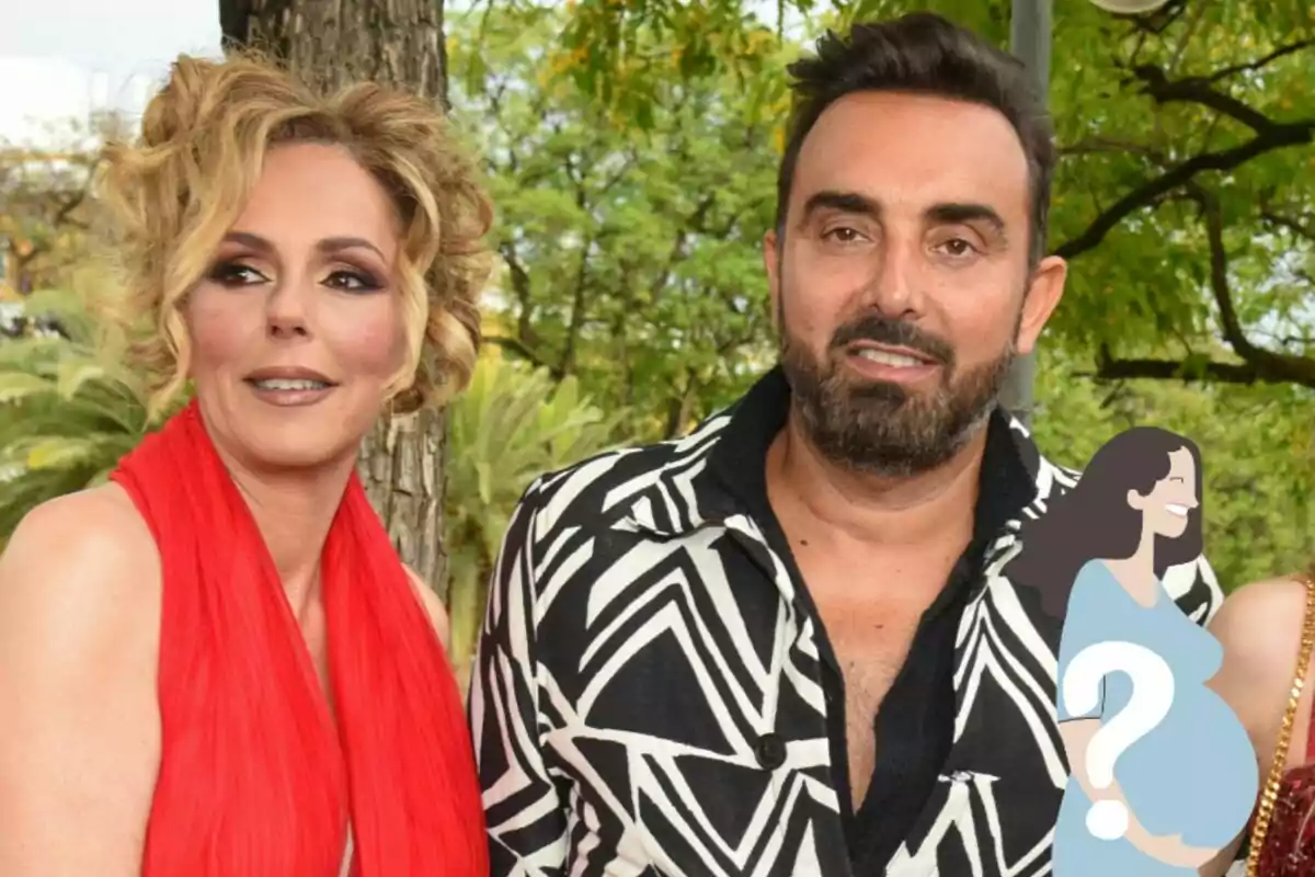 Rocío Carrasco y Fidel Albiac posando al aire libre, con la mujer vistiendo un vestido rojo y el hombre una camisa con un patrón geométrico en blanco y negro.