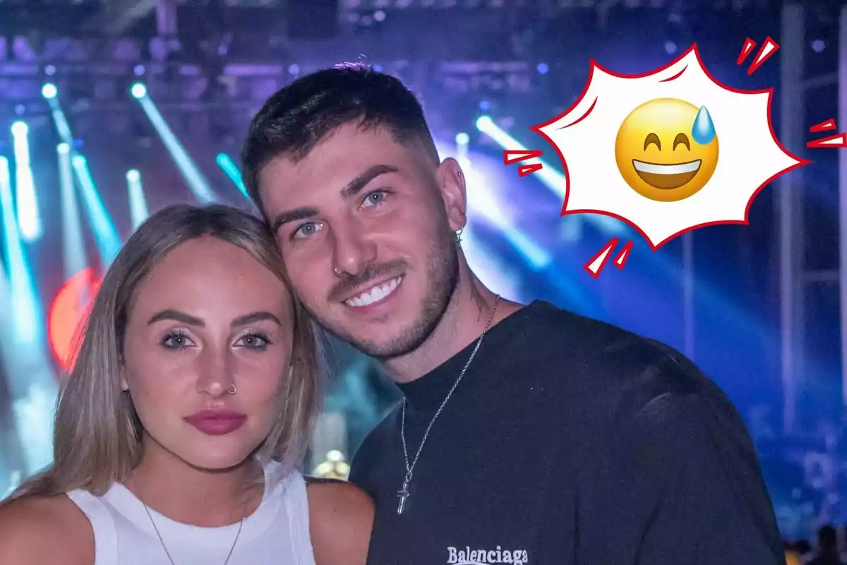 Rocío Flores y Manuel Bedmar sonriente en un evento nocturno con luces de fondo y un emoji sonriente con gota de sudor en la esquina superior derecha.