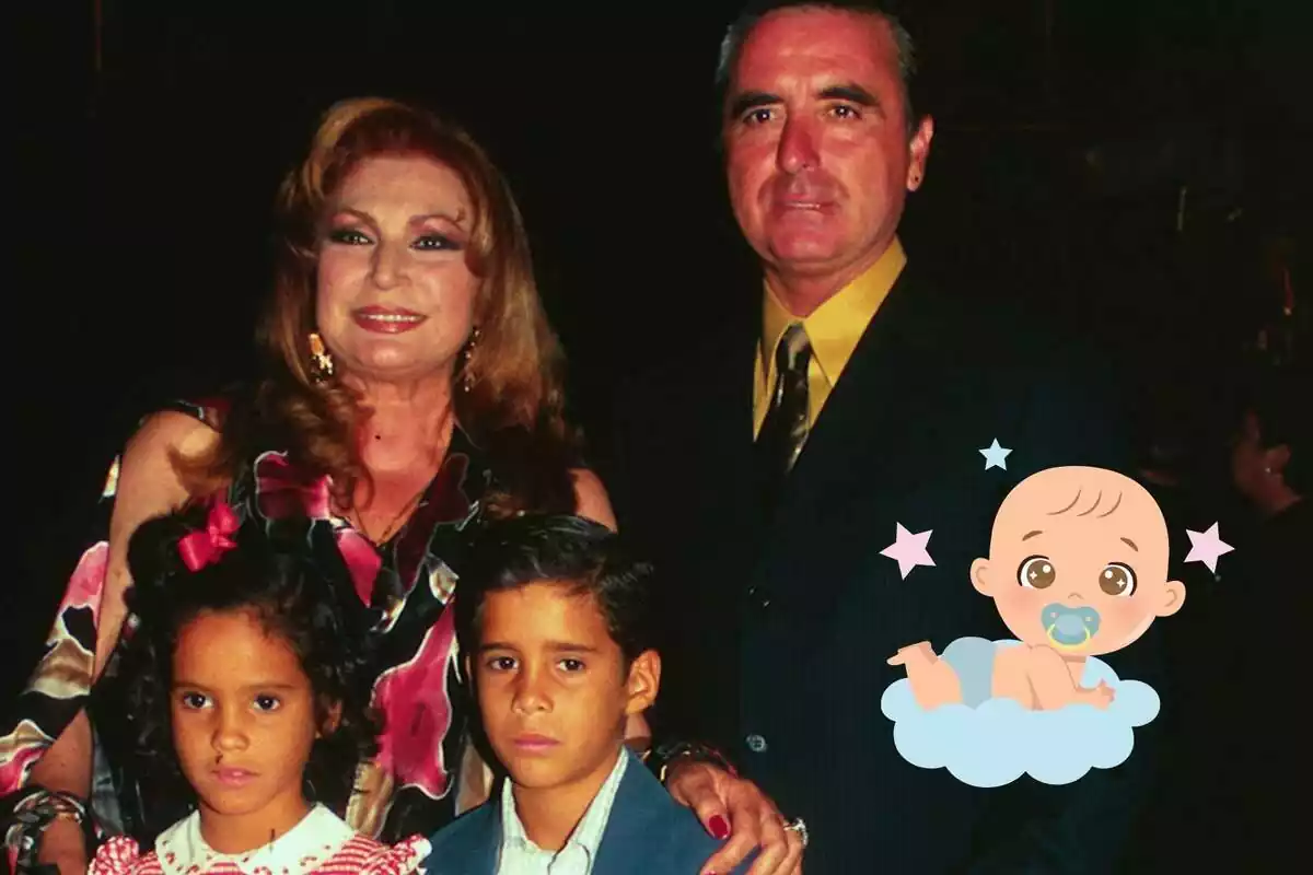 Montaje de Rocío Jurado sonriendo con las manos en los hombros de Gloria Camila Ortega y José Fernando Ortega cuando eran pequeños, José Ortega Cano con rostro neutro con traje negro y camisa amarilla y un bebé