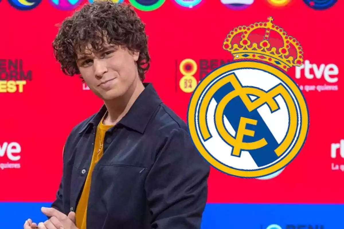 El cantante Roger Padrós junto al escudo del Real Madrid