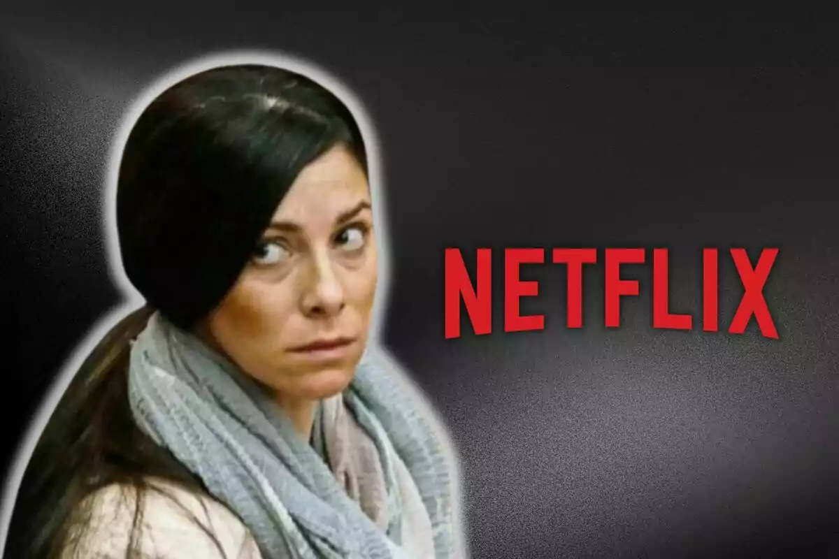 Rosa Peral con bufanda gris mirando hacia un lado con el logo de Netflix al fondo.