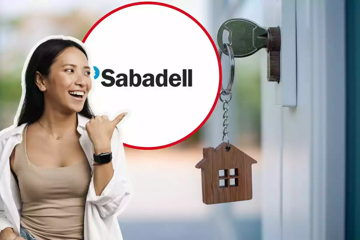 Una mujer sonriente señala hacia el logo de Sabadell, mientras una llave con un llavero en forma de casa está insertada en una cerradura.