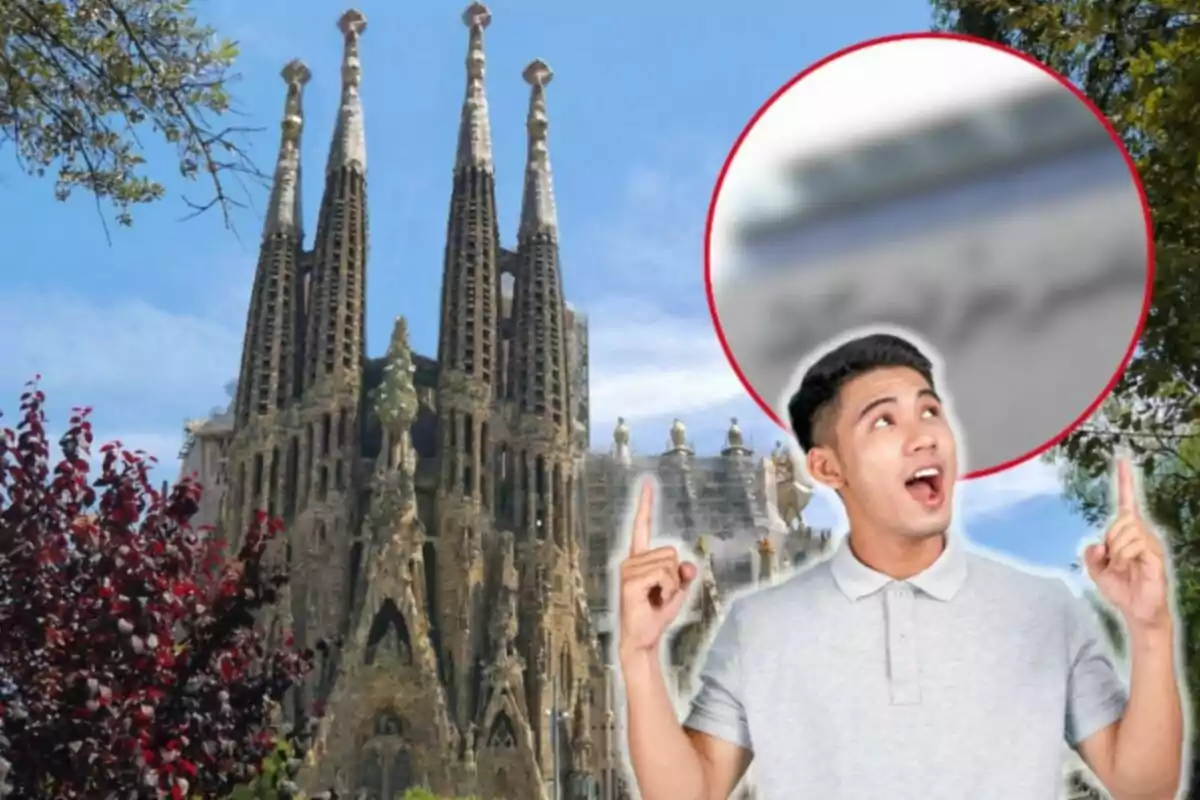 Un hombre señalando hacia arriba con la Sagrada Familia de fondo.