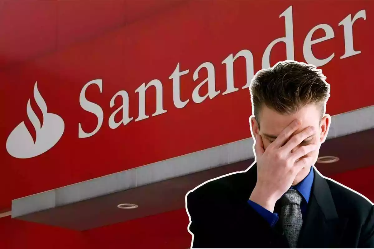 Un hombre se lamenta con las manos en la cara, con un letrero del Banco Santander al fondo