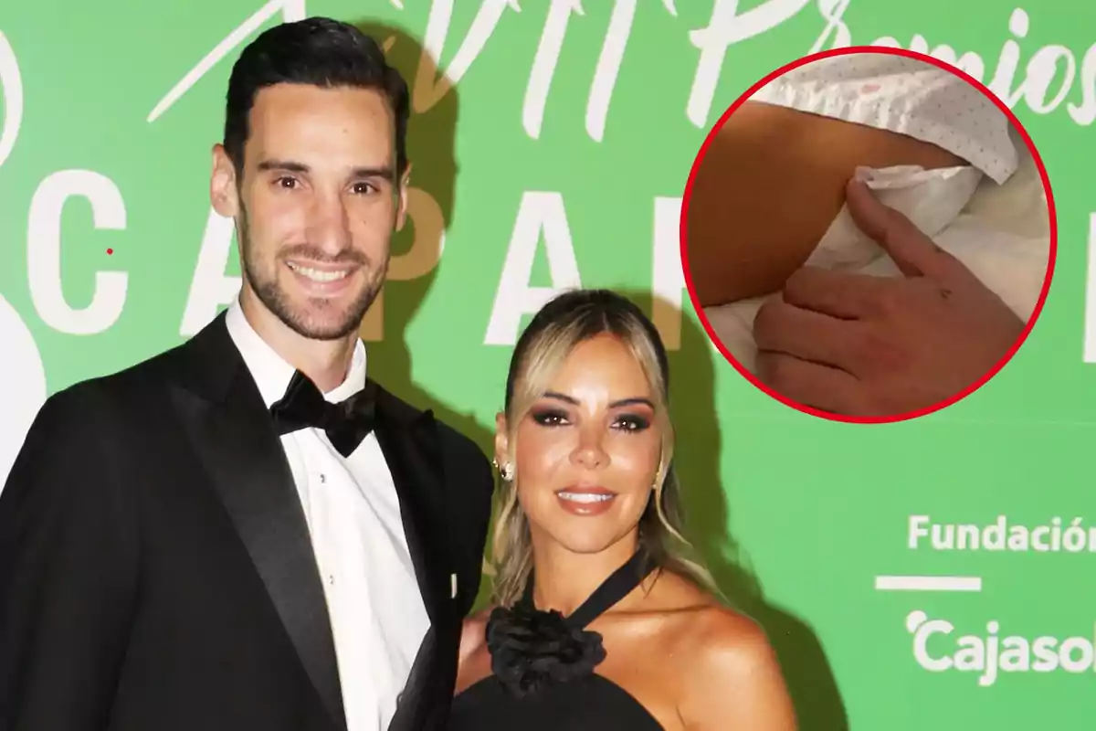 Sergio Rico y Alba Silva elegantemente vestidos posan frente a un fondo verde, con un recuadro que muestra una mano herida.