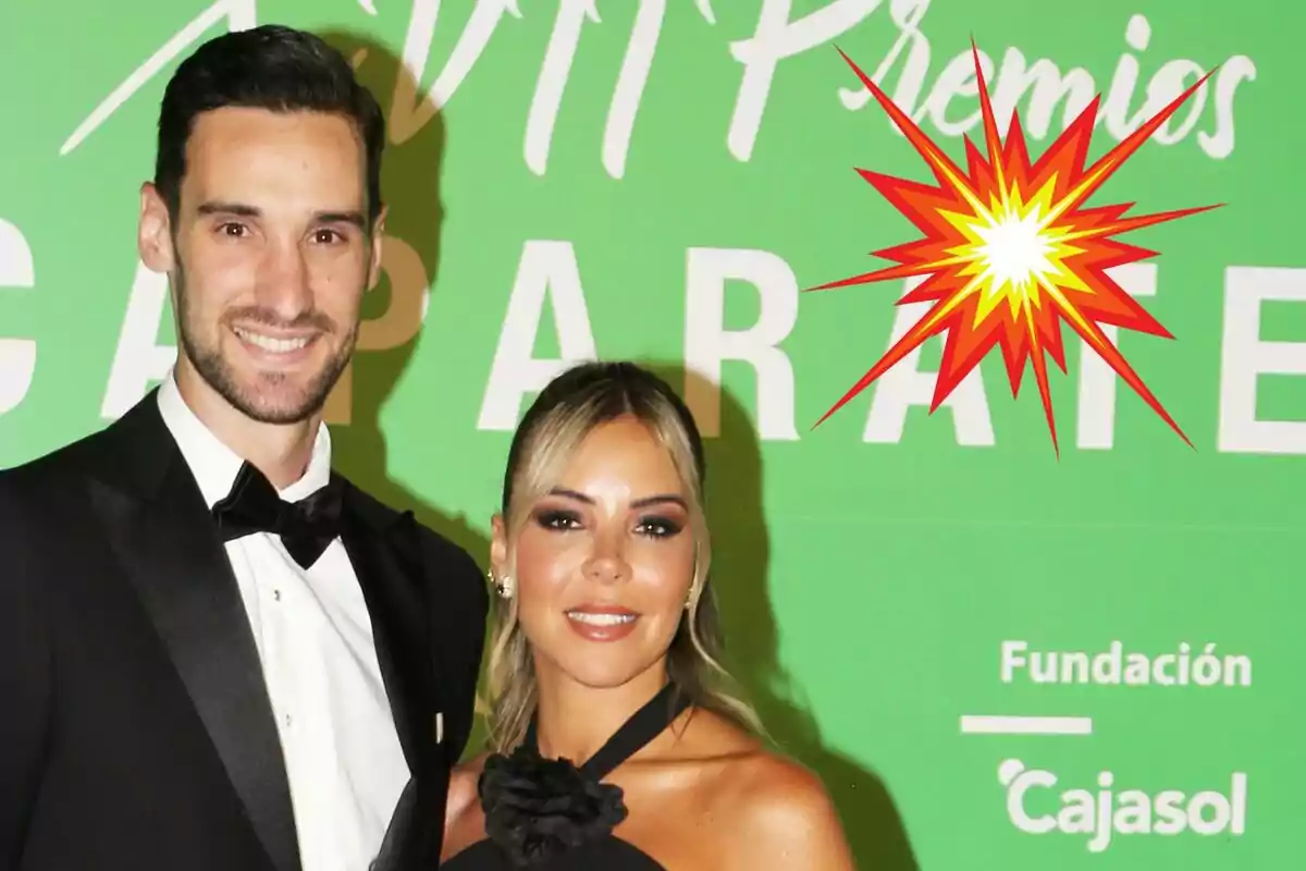 Sergio Rico y Alba Silva vestida de gala posa frente a un fondo verde con texto blanco.