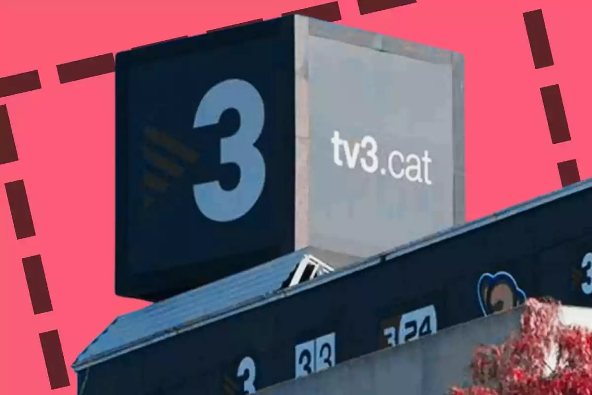 Edificio con logotipo de TV3 y fondo rosa.