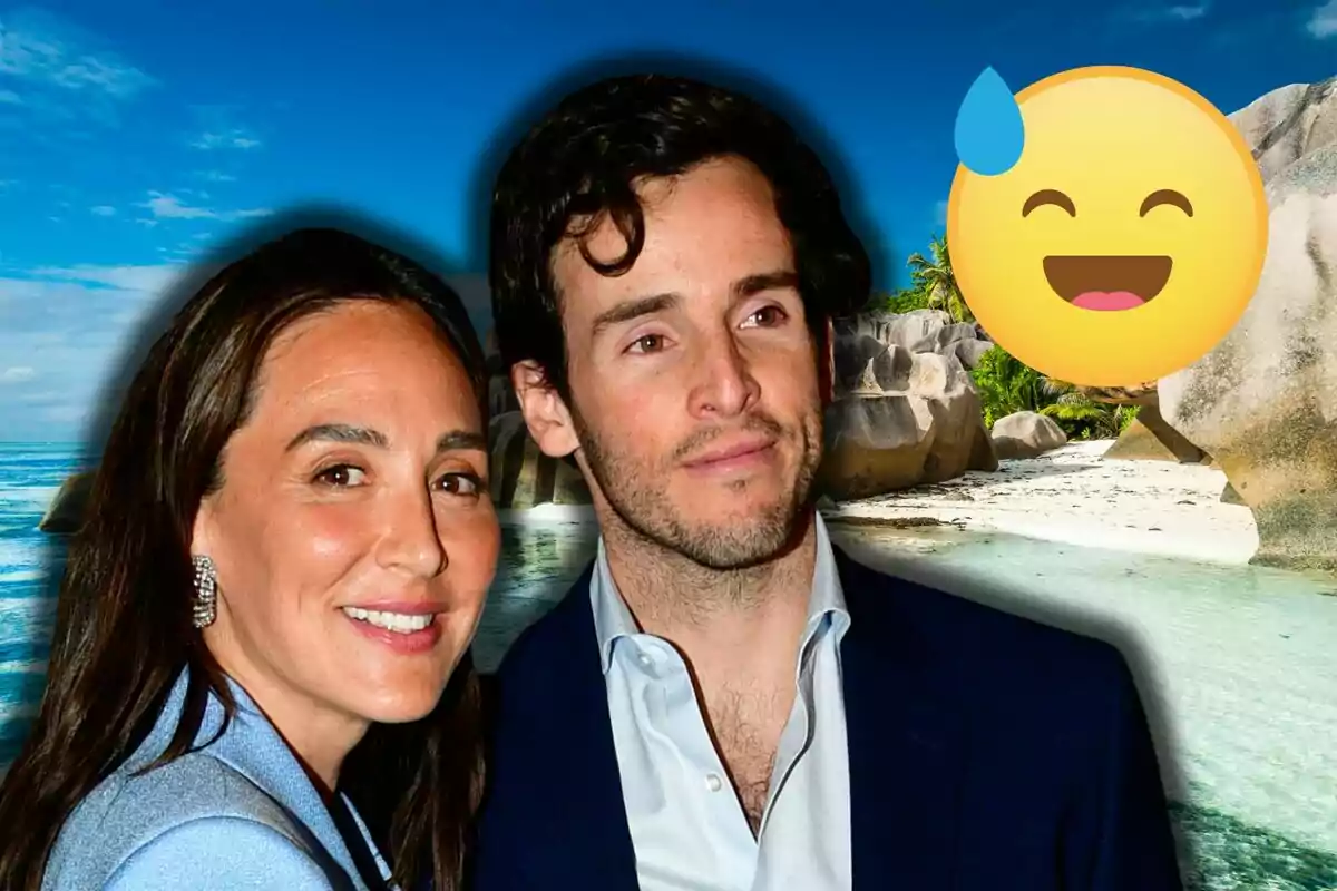 Tamara Falcó e Íñigo Onieva sonrientes posando frente a un paisaje de playa con un emoji de cara sonriente con gota de sudor en la esquina superior derecha.