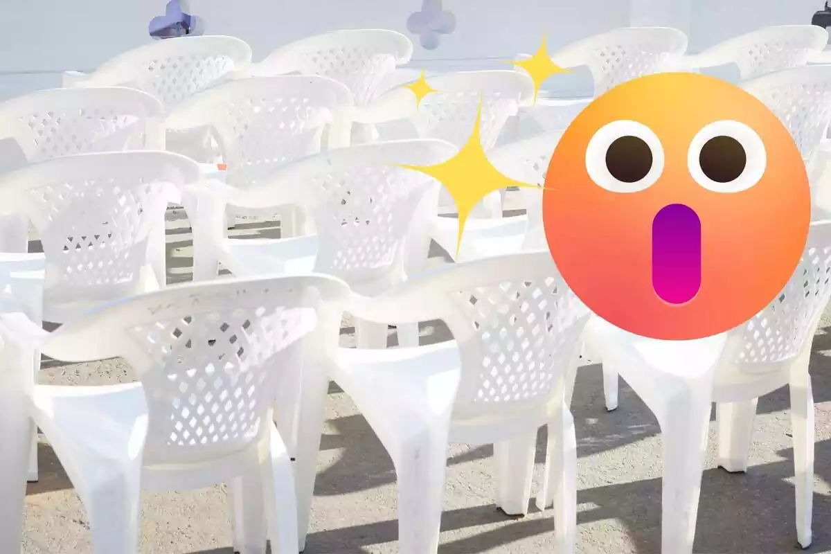 Montaje con varias sillas de plástico en fila, un emoji con cara de sorpresa y tres estrellas amarillas